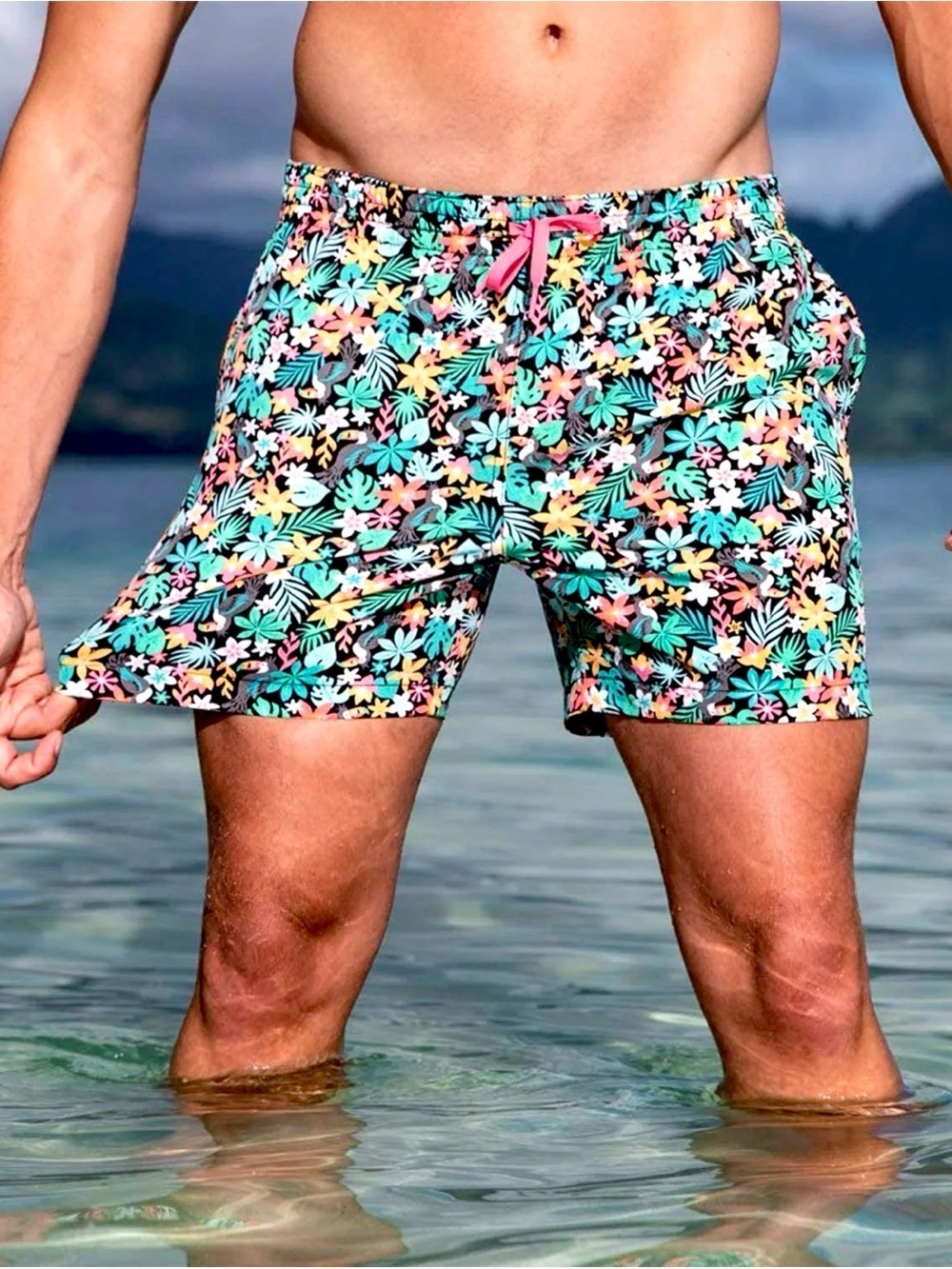 Chubbies Classic Lined Swim Trunks 5.5” in The Boomerangs Colorful Tropical XS